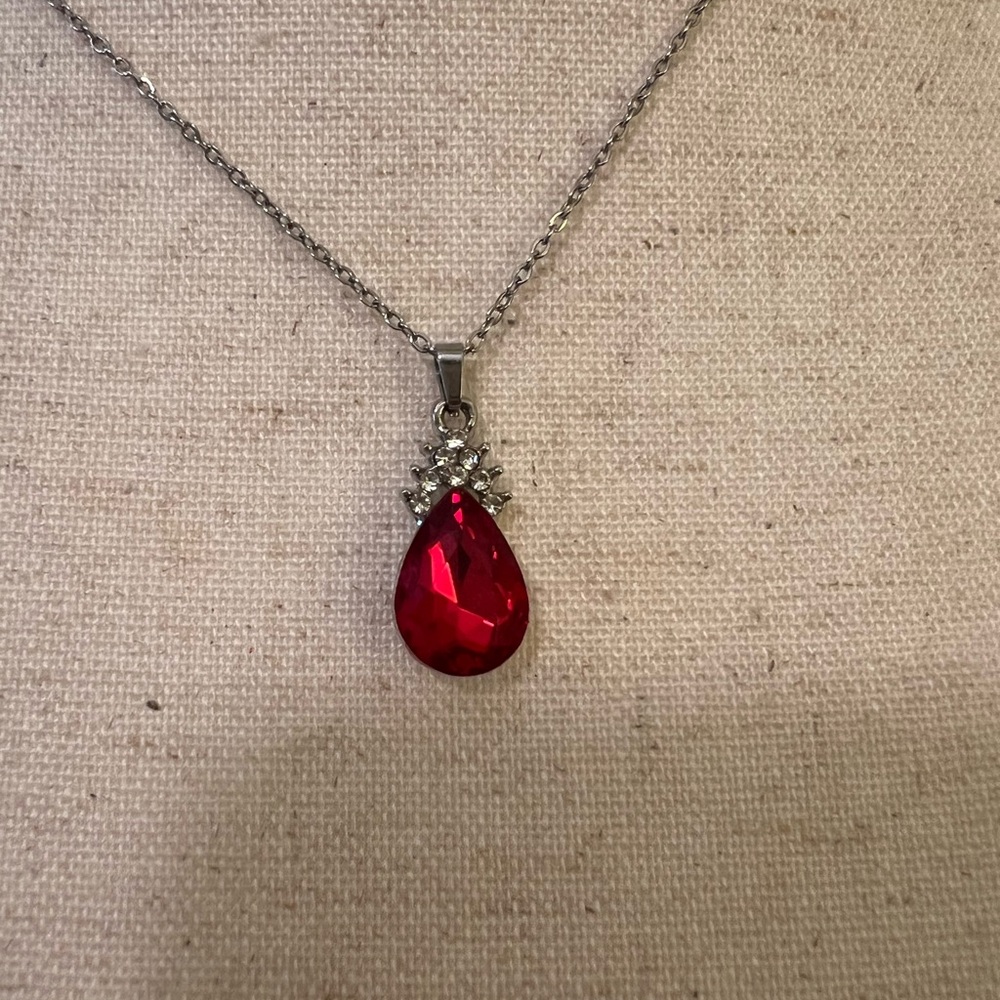 Red Teardrop Pendant Necklace NWOT - Picture 2 of 5